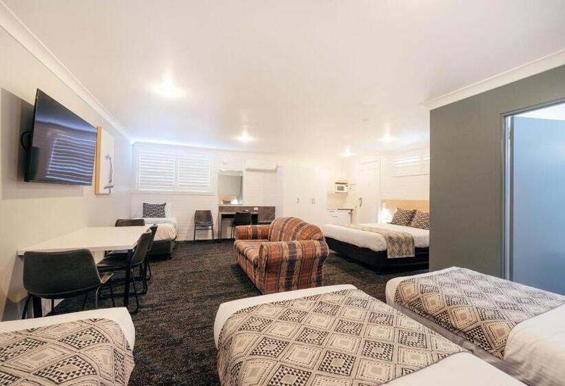 חדר משפחתי, Fitzroy Motor Inn