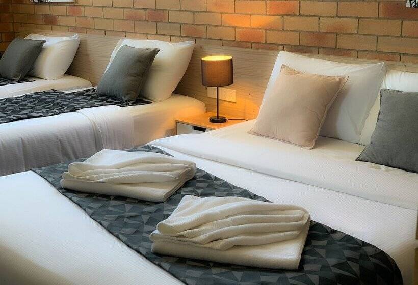 חדר משפחתי, Squatters Homestead Motel