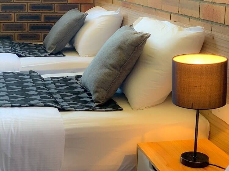 패밀리 룸, Squatters Homestead Motel
