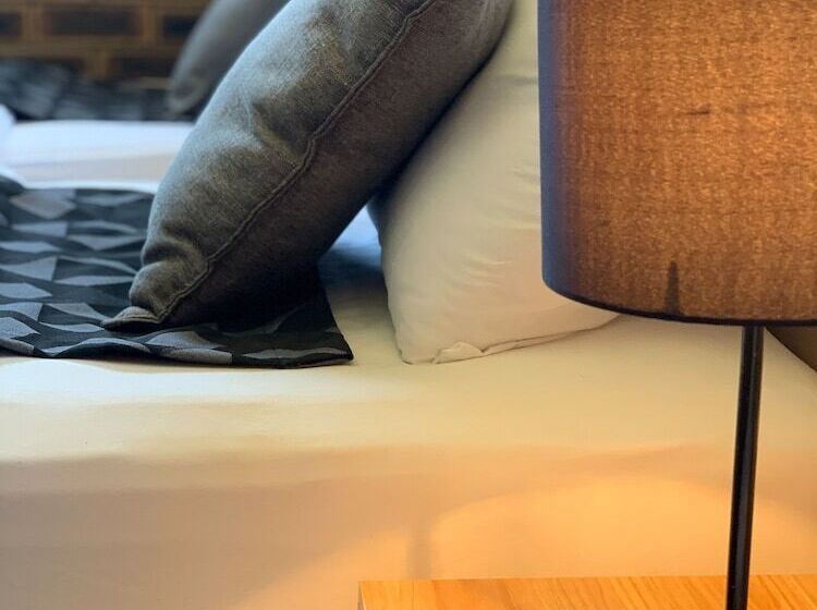 חדר משפחתי, Squatters Homestead Motel