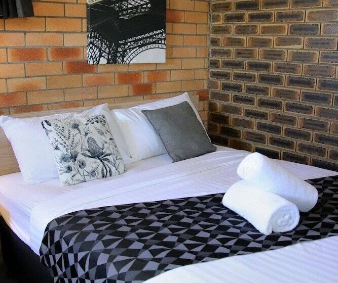 חדר משפחתי, Squatters Homestead Motel