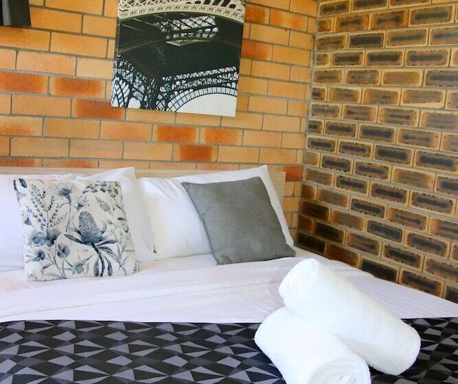 חדר משפחתי, Squatters Homestead Motel