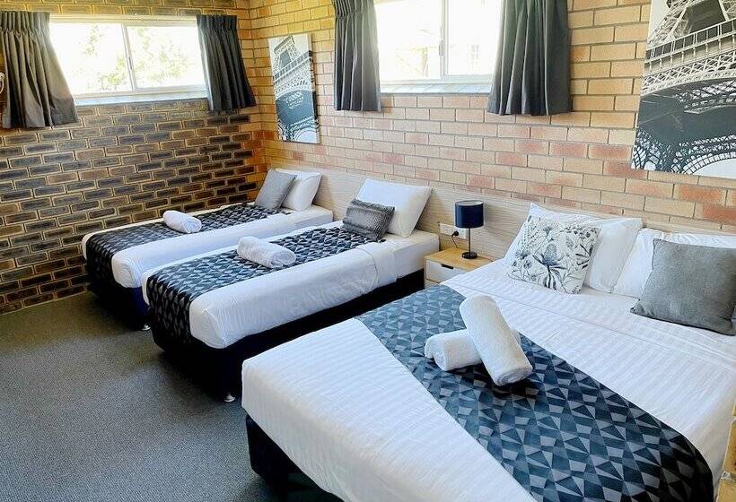 חדר משפחתי, Squatters Homestead Motel