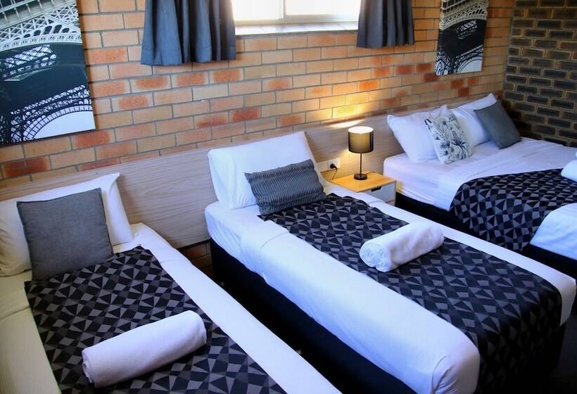 패밀리 룸, Squatters Homestead Motel