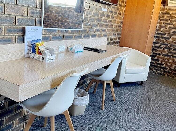 חדר משפחתי, Squatters Homestead Motel