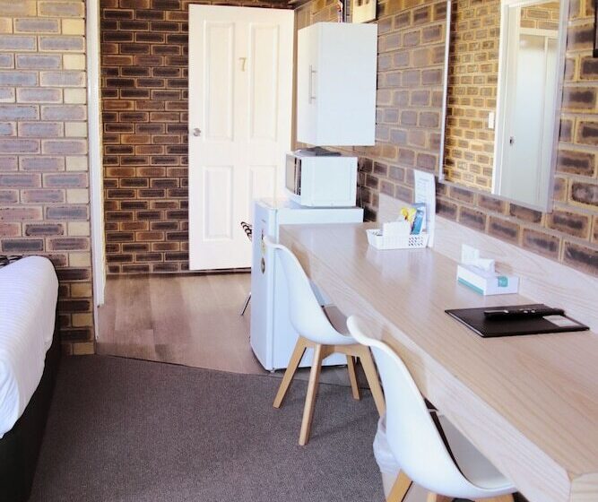 חדר משפחתי, Squatters Homestead Motel