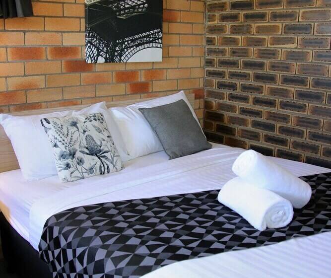 패밀리 룸, Squatters Homestead Motel