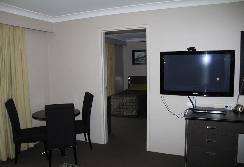 סוויטה משפחתית, The Galaxy Motel