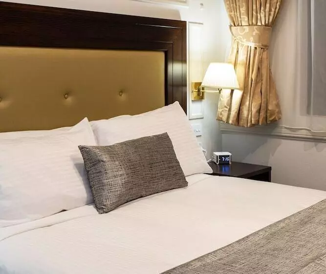 سوییت لوکس, Burke And Wills Hotel Toowoomba