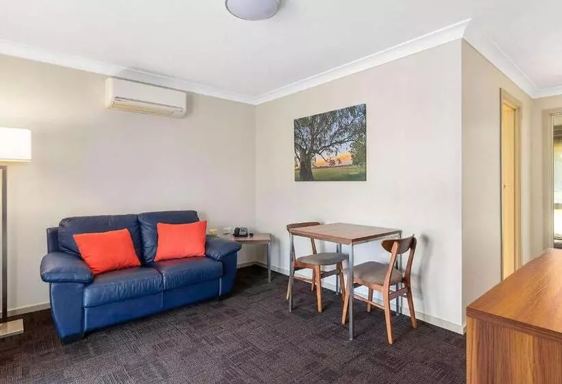 سوئیت اجرایی با تخت کینگ, Quality Inn Carriage House