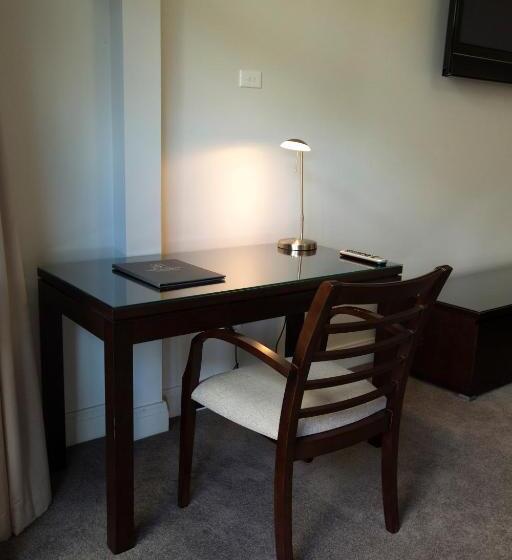 اتاق لوکس, Southgate