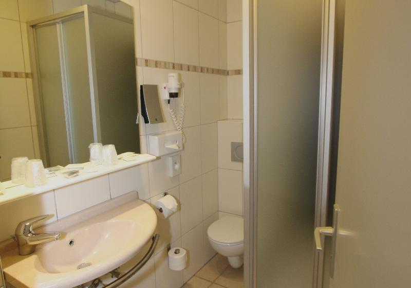 이코노미 룸, Hôtel De L Univers Liège