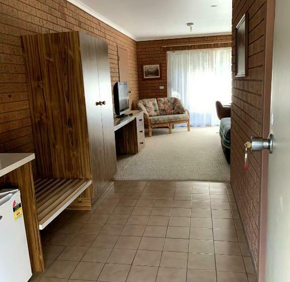 חדר דלוקס, Kingswood Motel