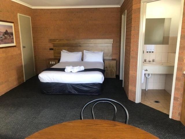 חדר משפחתי, Kingswood Motel