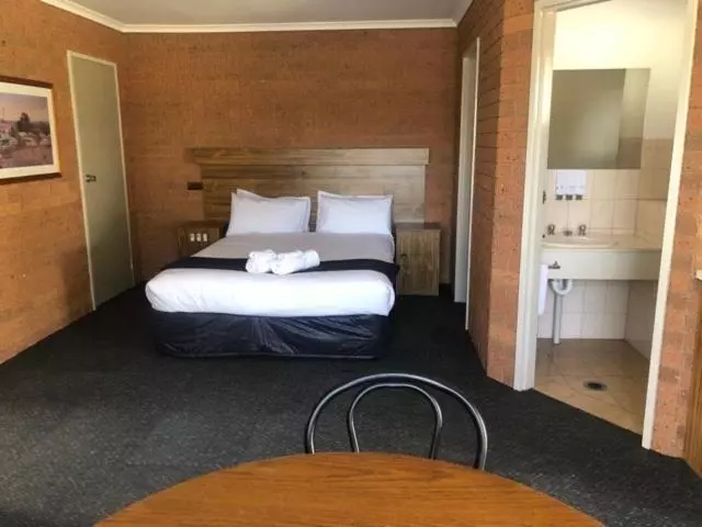 패밀리 룸, Kingswood Motel