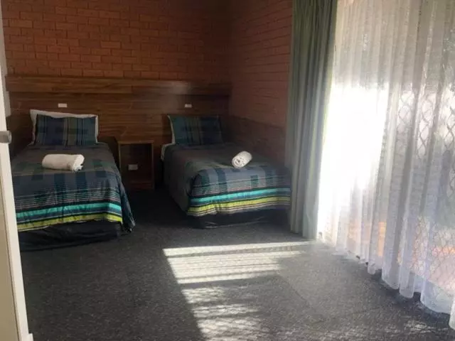패밀리 룸, Kingswood Motel