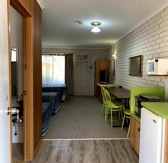 Трехместный Номер Deluxe, Kingswood Motel