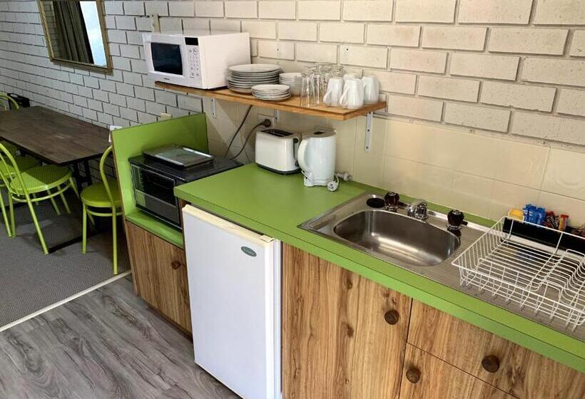 חדר דלוקס לשלושה, Kingswood Motel