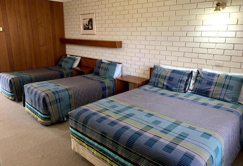 חדר דלוקס לשלושה, Kingswood Motel