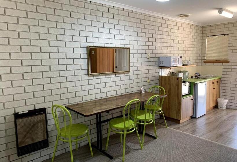 חדר דלוקס לשלושה, Kingswood Motel