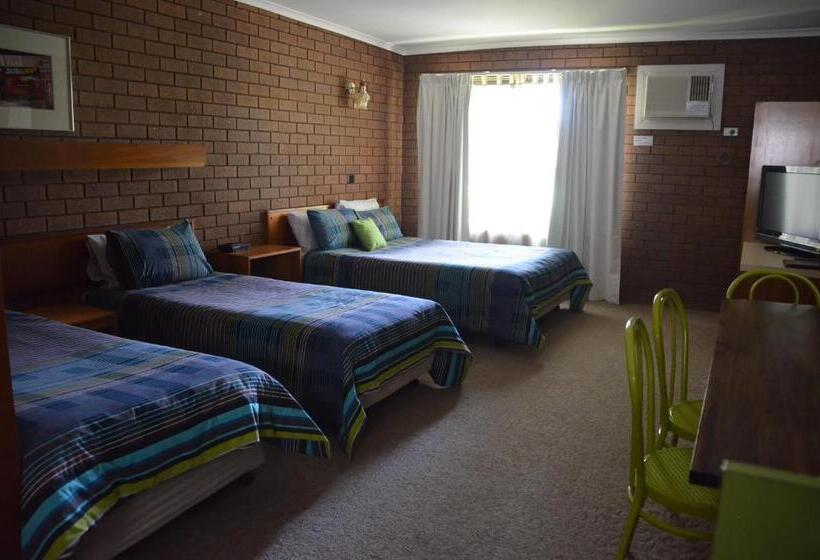 חדר דלוקס לשלושה, Kingswood Motel