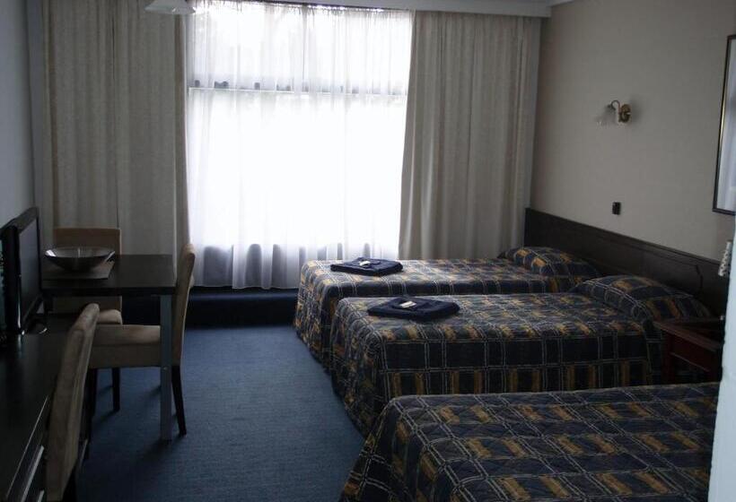 تختخواب در اتاق مشترک, West Coaster Motel