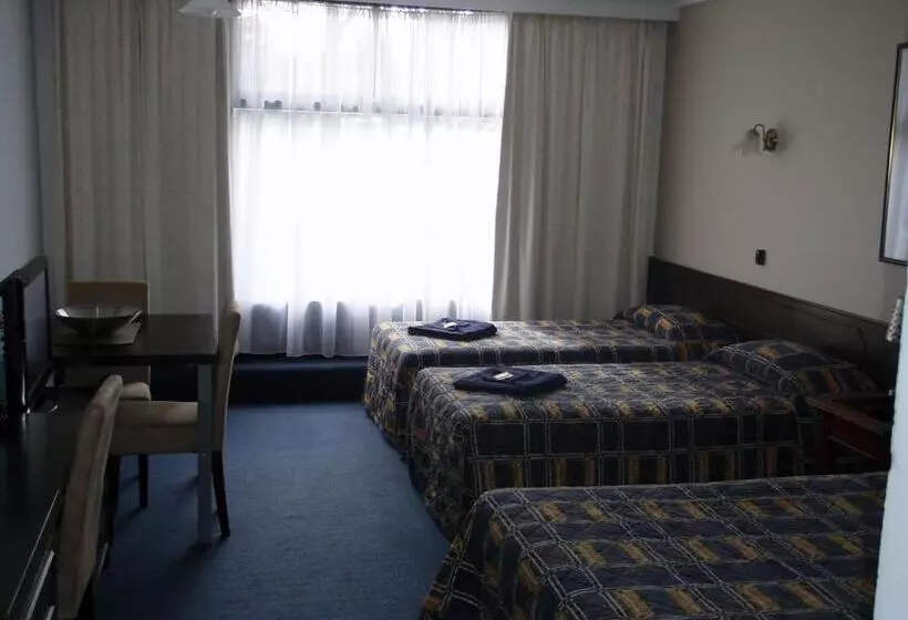 ルームシェアのワンベッド, West Coaster Motel