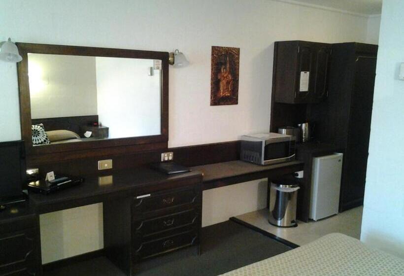 تختخواب در اتاق مشترک, West Coaster Motel