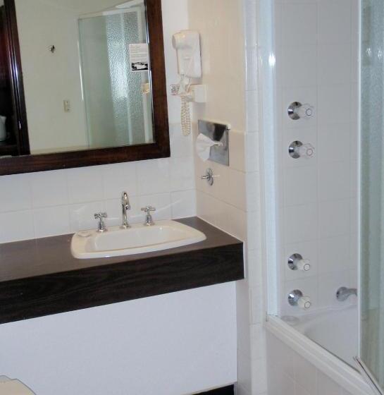 تختخواب در اتاق مشترک, West Coaster Motel