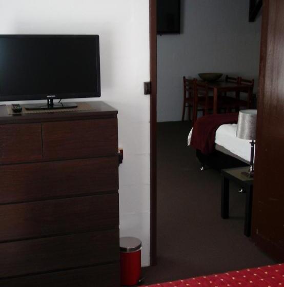 سوئیت 2 خوابه, West Coaster Motel