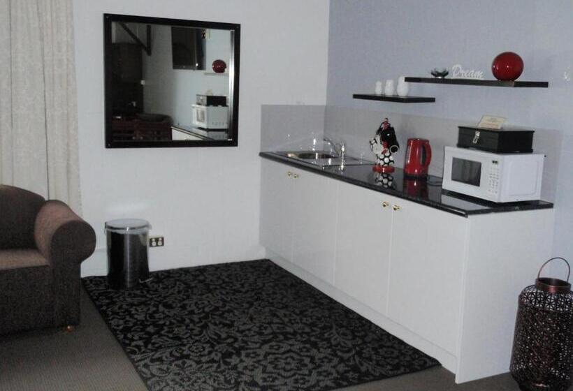 سوئیت 2 خوابه, West Coaster Motel