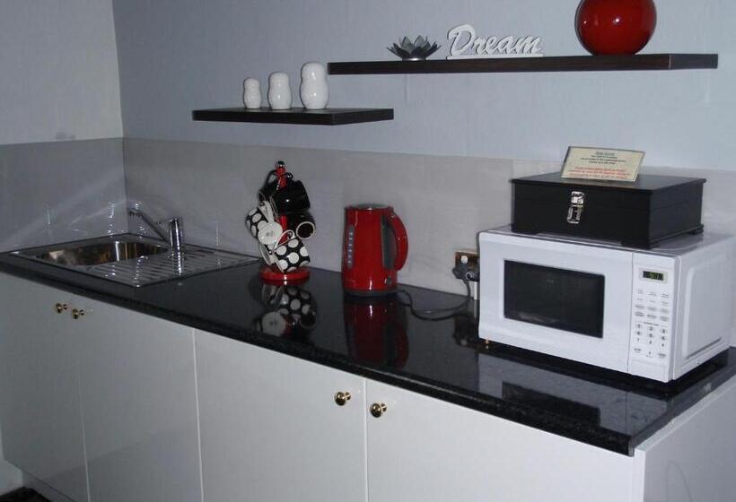 سوئیت 2 خوابه, West Coaster Motel