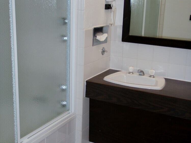 اتاق استاندارد در طبقه همکف, West Coaster Motel