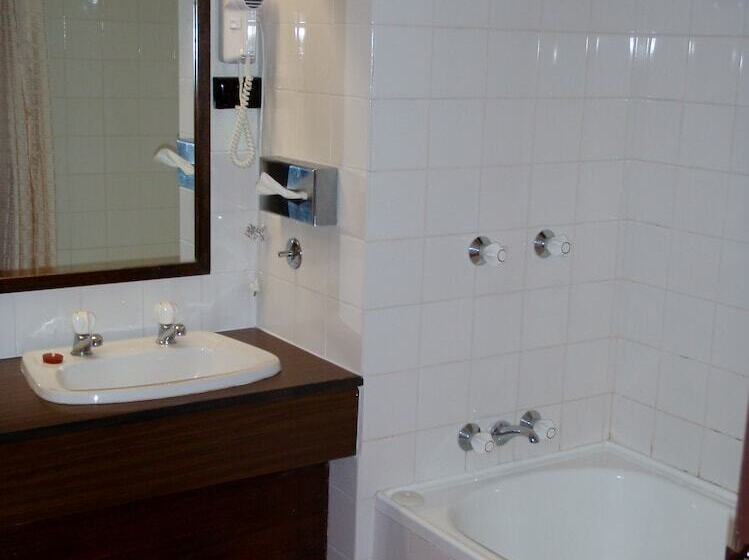 سوئیت 2 خوابه, West Coaster Motel