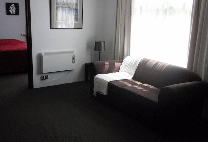 سوئیت 2 خوابه, West Coaster Motel