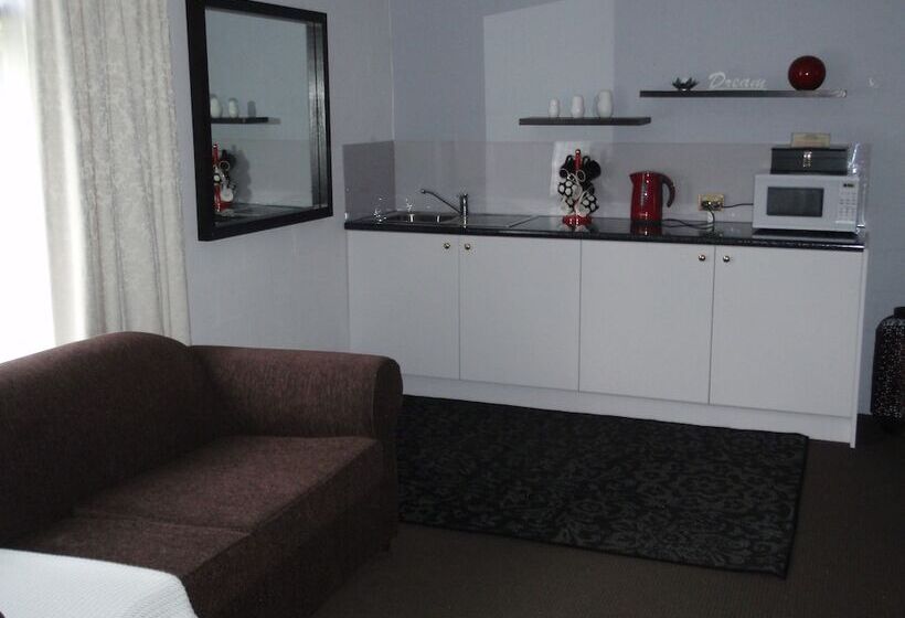 سوئیت 2 خوابه, West Coaster Motel