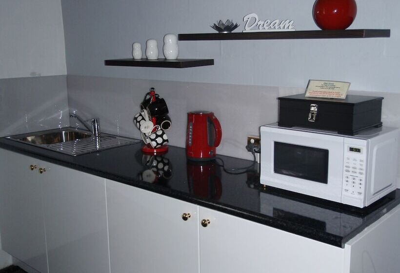 سوئیت 2 خوابه, West Coaster Motel