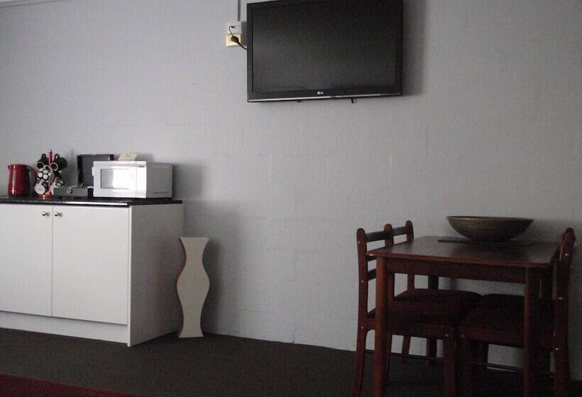 سوئیت 2 خوابه, West Coaster Motel