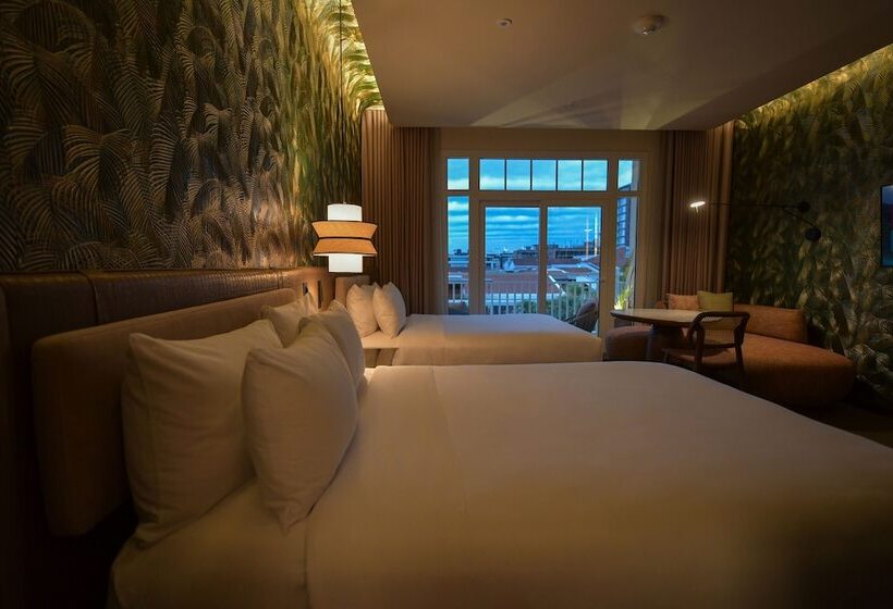 چشمانداز استخر اتاق کلوب, Los Tajibos, Santa Cruz De La Sierra, A Tribute Portfolio