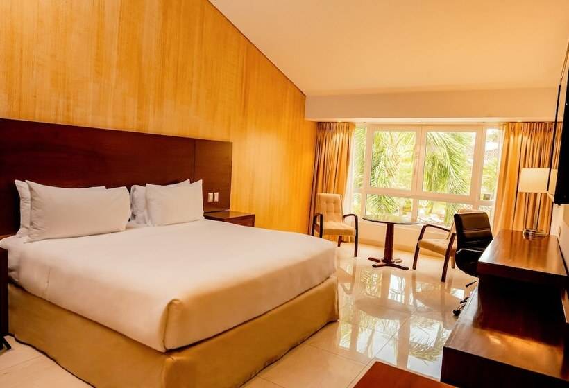 اتاق اجرایی با چشمانداز باغ, Los Tajibos, Santa Cruz De La Sierra, A Tribute Portfolio