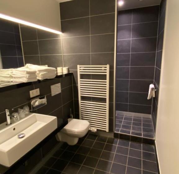 غرفة قياسية ثلاثية, New Regina