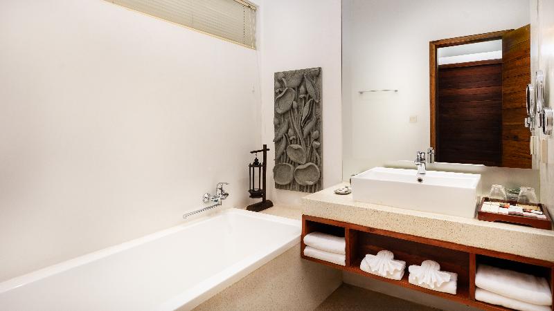 标准间, Tavares Correia