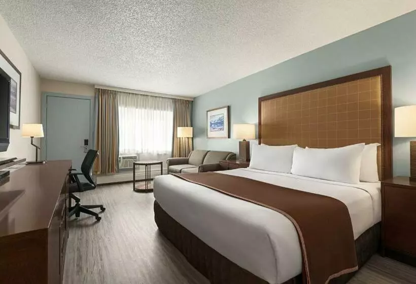 اتاق استاندارد با تخت بزرگ, Travelodge By Wyndham Calgary South