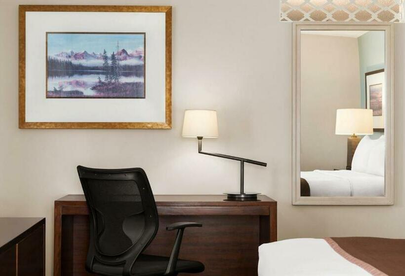 Номер Deluxe Кровать Кинг, Travelodge By Wyndham Calgary South