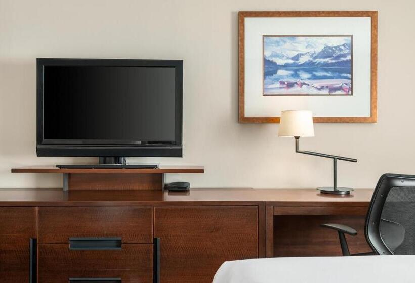 غرفة قياسية سرير كينج لذوى الإحتياجات الخاصة, Travelodge By Wyndham Calgary South