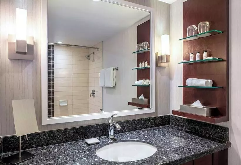 ２ダブルベッドのスタンダードルーム, Delta Hotels By Marriott Burnaby Conference Centre