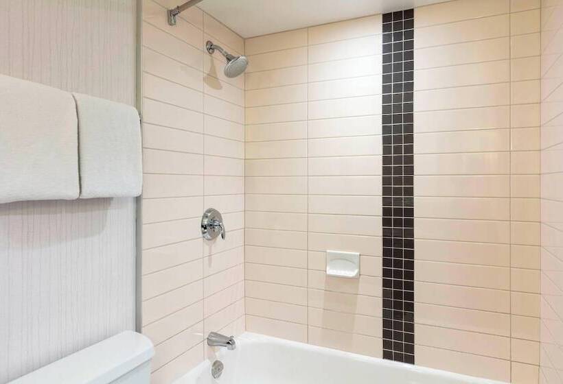 חדר סטנדרט שתי מיטות זוגיות, Delta Hotels By Marriott Burnaby Conference Centre