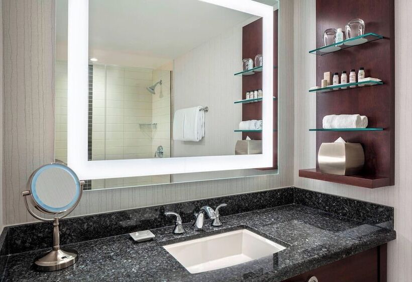 חדר סטנדרט מיטה זוגית עם נוף, Delta Hotels By Marriott Burnaby Conference Centre