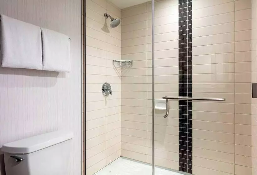 景色の見えるダブルベッドスタンダードルーム, Delta Hotels By Marriott Burnaby Conference Centre