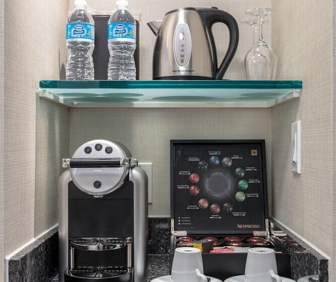 חדר סטנדרט מיטה זוגית עם נוף, Delta Hotels By Marriott Burnaby Conference Centre